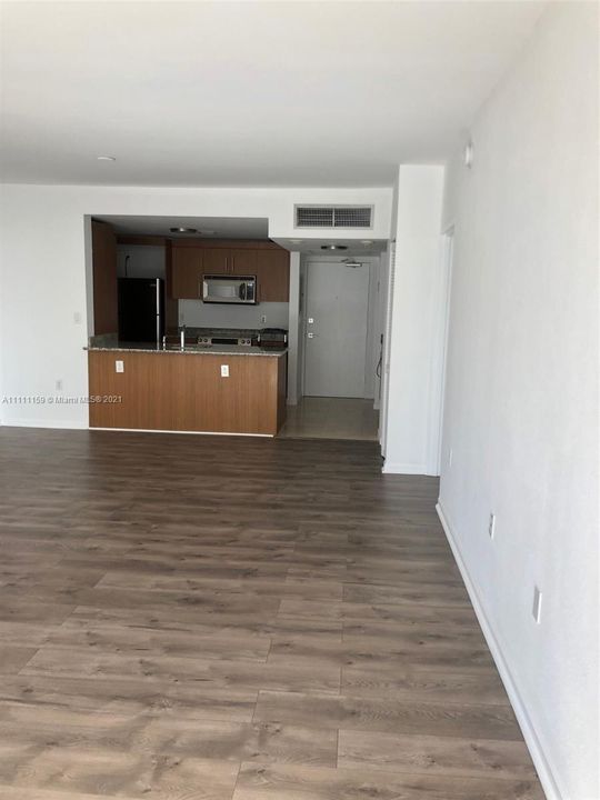 Recently Rented: $3,900 (1 beds, 1 baths, 896 Square Feet)