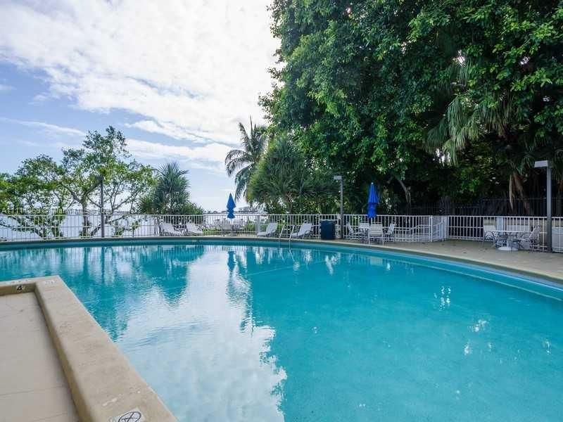 Recently Rented: $4,800 (3 beds, 2 baths, 1732 Square Feet)