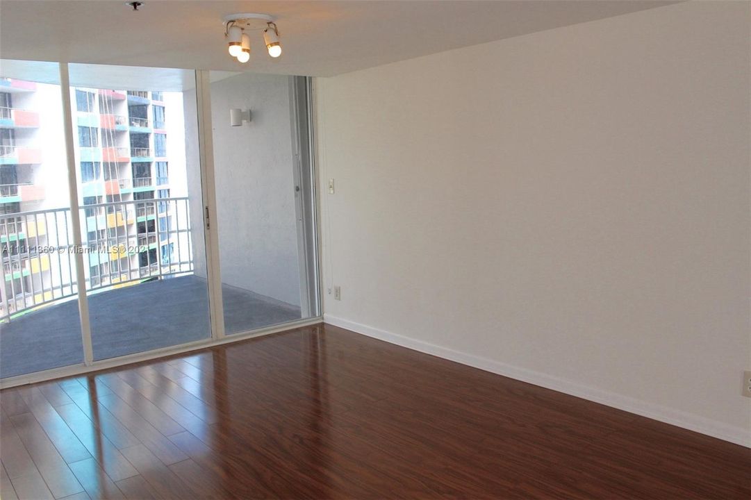 Recently Rented: $4,800 (3 beds, 2 baths, 1732 Square Feet)