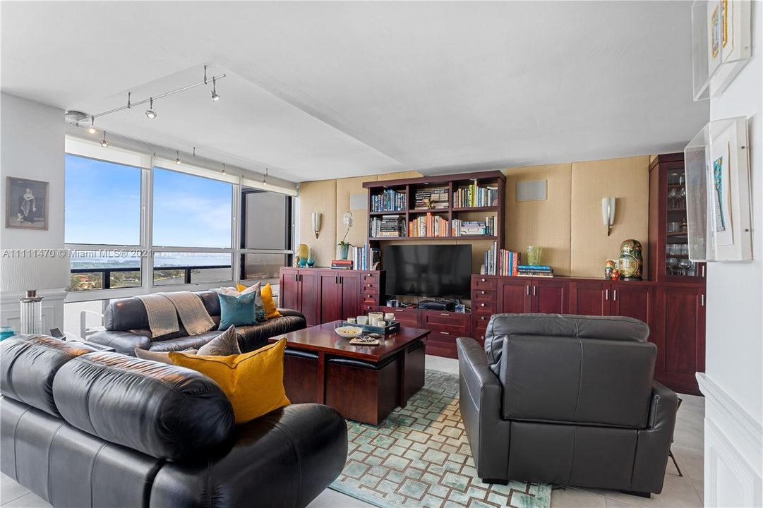 Recently Sold: $539,500 (2 beds, 2 baths, 1640 Square Feet)