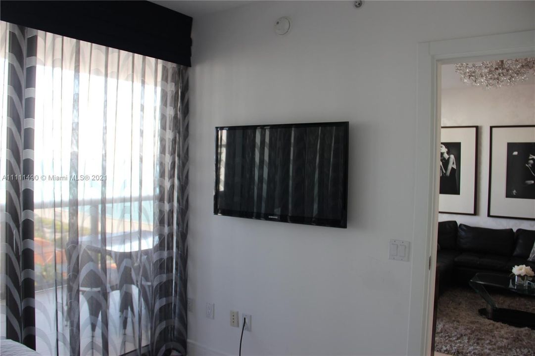 Recently Sold: $1,120,000 (2 beds, 2 baths, 1094 Square Feet)