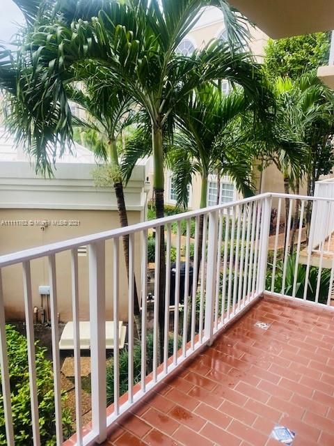 Recently Sold: $322,000 (2 beds, 2 baths, 910 Square Feet)