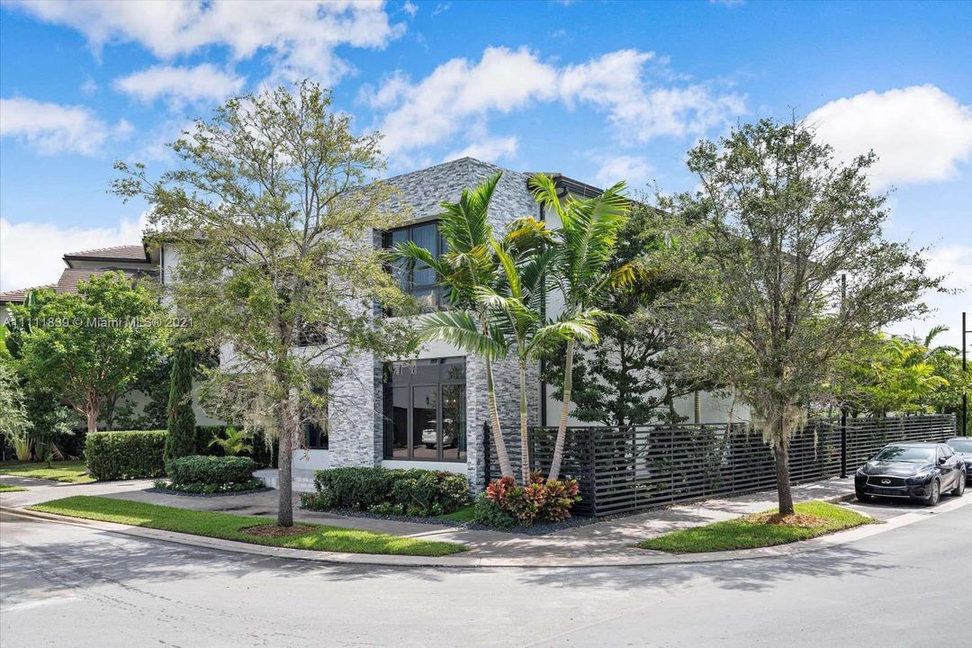 Recently Sold: $2,100,000 (4 beds, 3 baths, 3996 Square Feet)