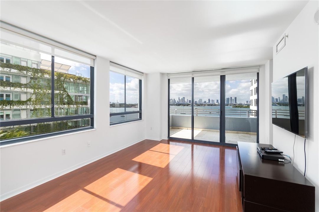 Recently Sold: $879,000 (2 beds, 2 baths, 1384 Square Feet)