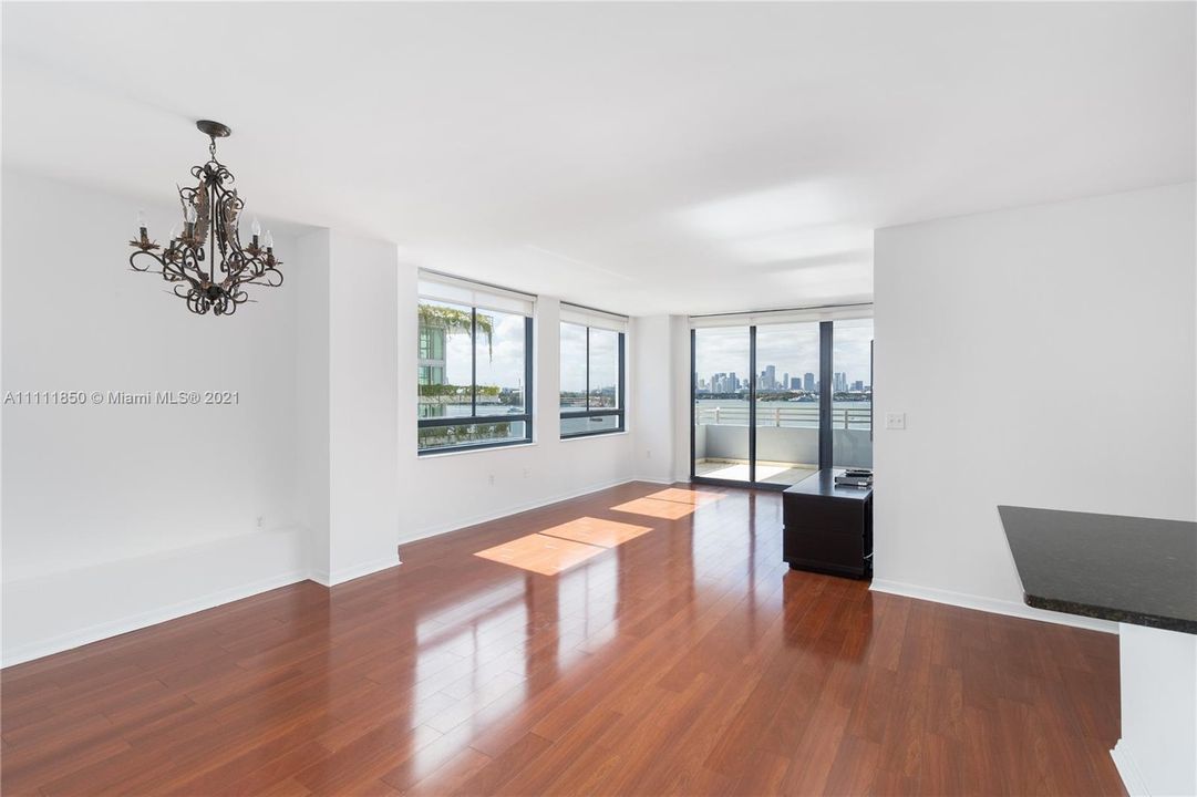 Recently Sold: $879,000 (2 beds, 2 baths, 1384 Square Feet)