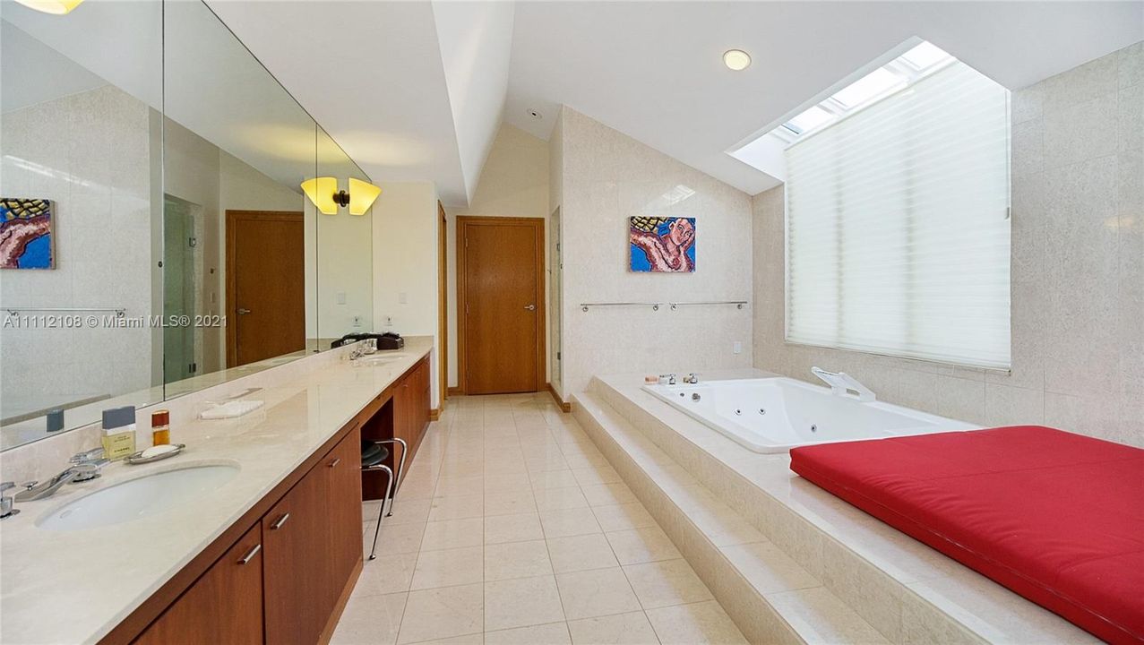 最近售出: $10,900,000 (7 贝兹, 7 浴室, 10934 平方英尺)