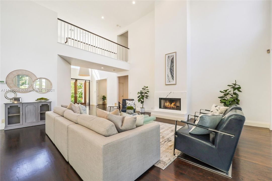 Recently Sold: $3,649,000 (4 beds, 3 baths, 3772 Square Feet)