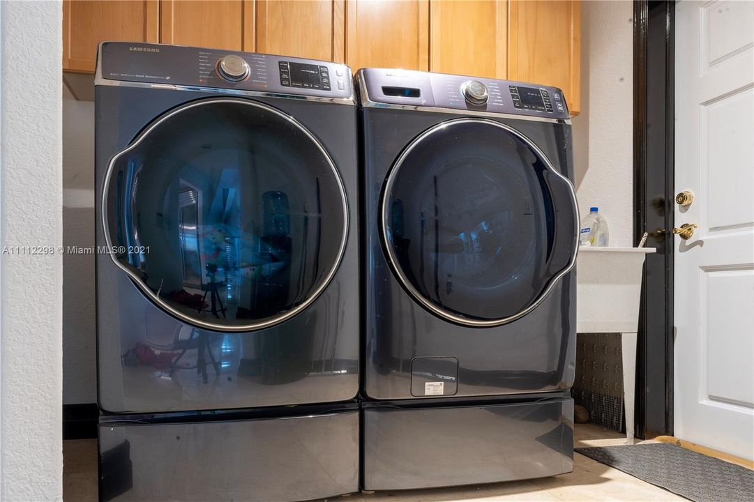 Recently Rented: $6,500 (4 beds, 3 baths, 4052 Square Feet)