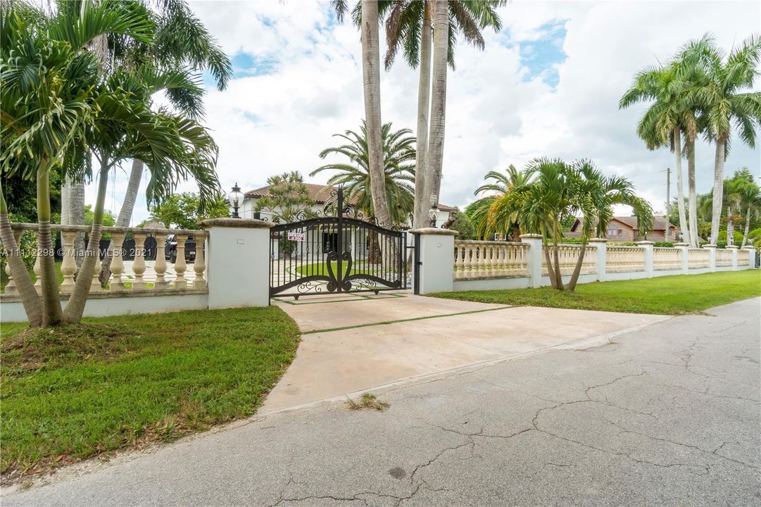 Recently Rented: $6,500 (4 beds, 3 baths, 4052 Square Feet)