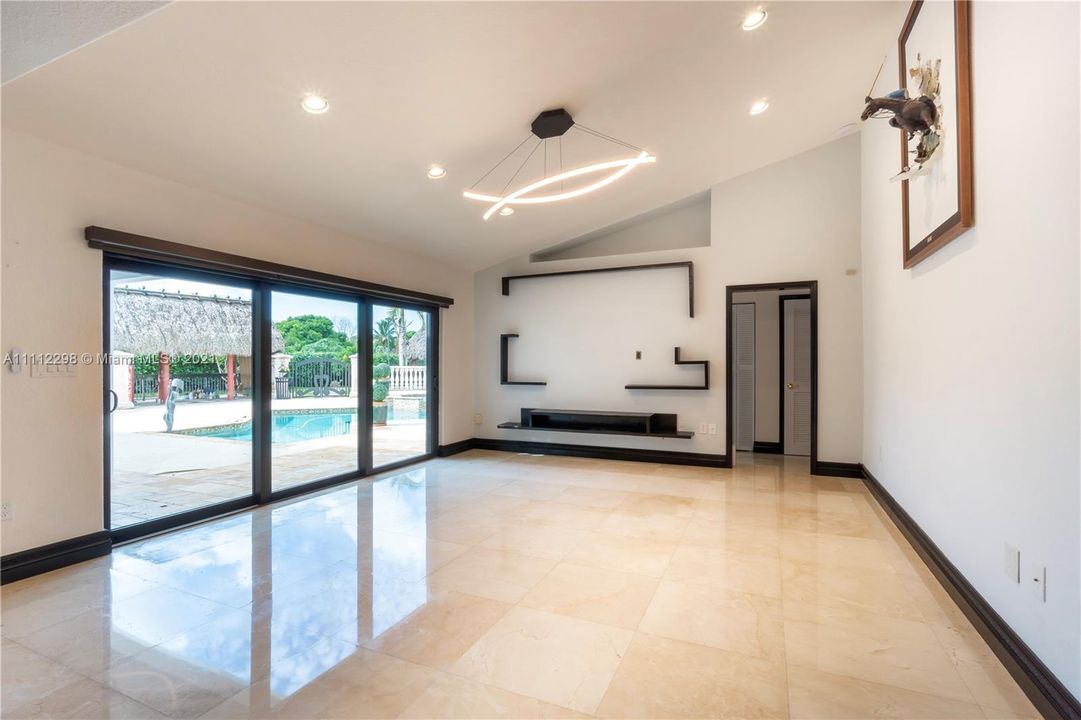 Recently Rented: $6,500 (4 beds, 3 baths, 4052 Square Feet)