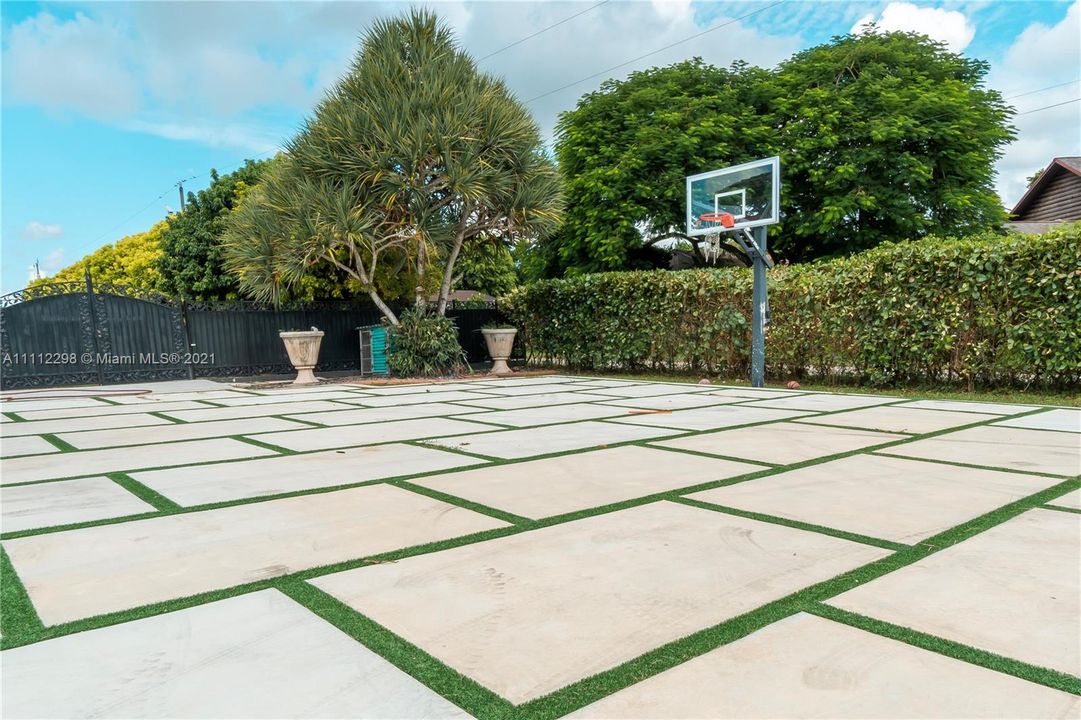 Recently Rented: $6,500 (4 beds, 3 baths, 4052 Square Feet)