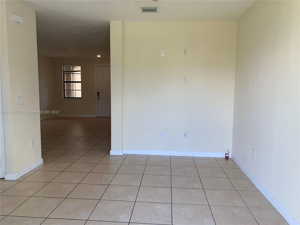 Recently Rented: $3,250 (3 beds, 2 baths, 1621 Square Feet)