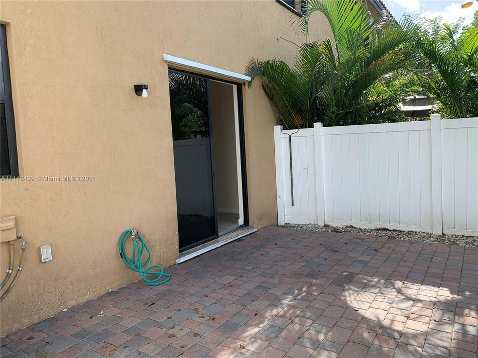 Recently Rented: $3,250 (3 beds, 2 baths, 1621 Square Feet)