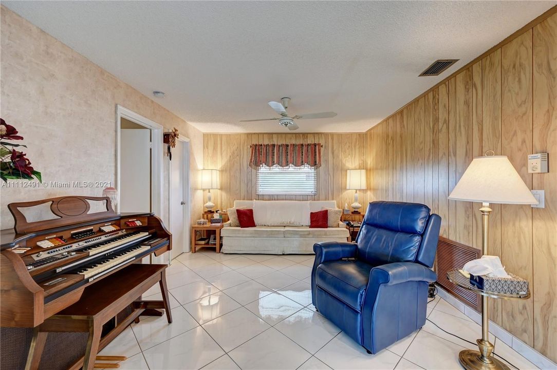 Vendido Recientemente: $325,000 (2 camas, 2 baños, 1560 Pies cuadrados)