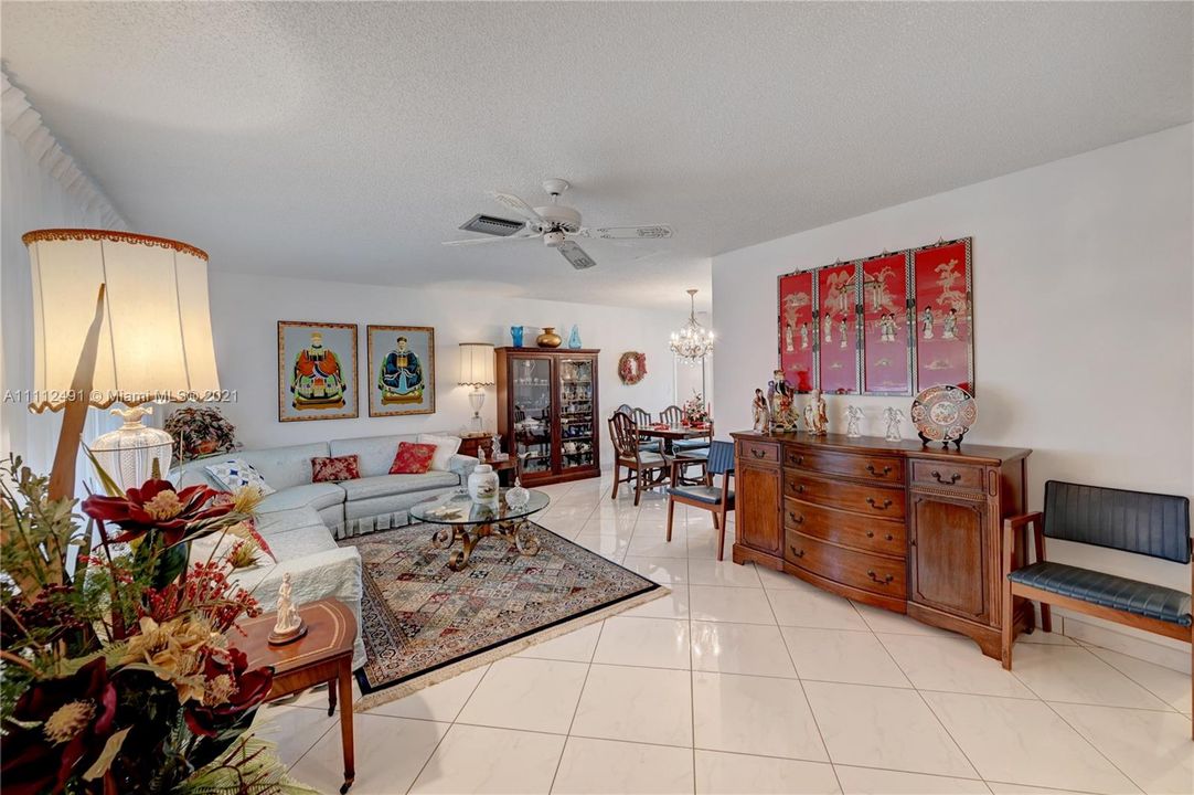 Vendido Recientemente: $325,000 (2 camas, 2 baños, 1560 Pies cuadrados)