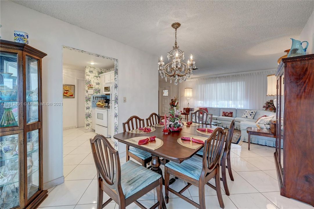 Vendido Recientemente: $325,000 (2 camas, 2 baños, 1560 Pies cuadrados)