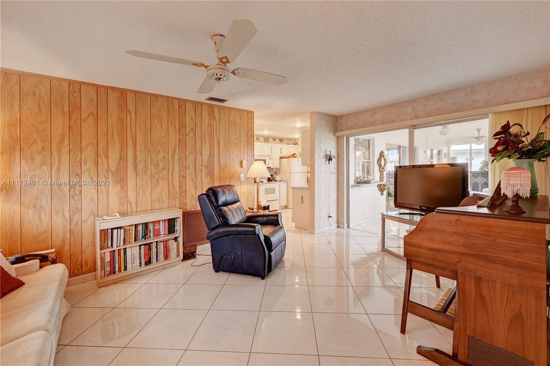 Vendido Recientemente: $325,000 (2 camas, 2 baños, 1560 Pies cuadrados)