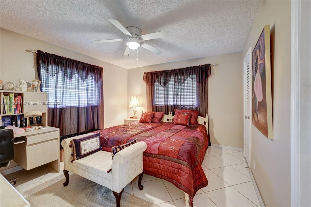 Vendido Recientemente: $325,000 (2 camas, 2 baños, 1560 Pies cuadrados)