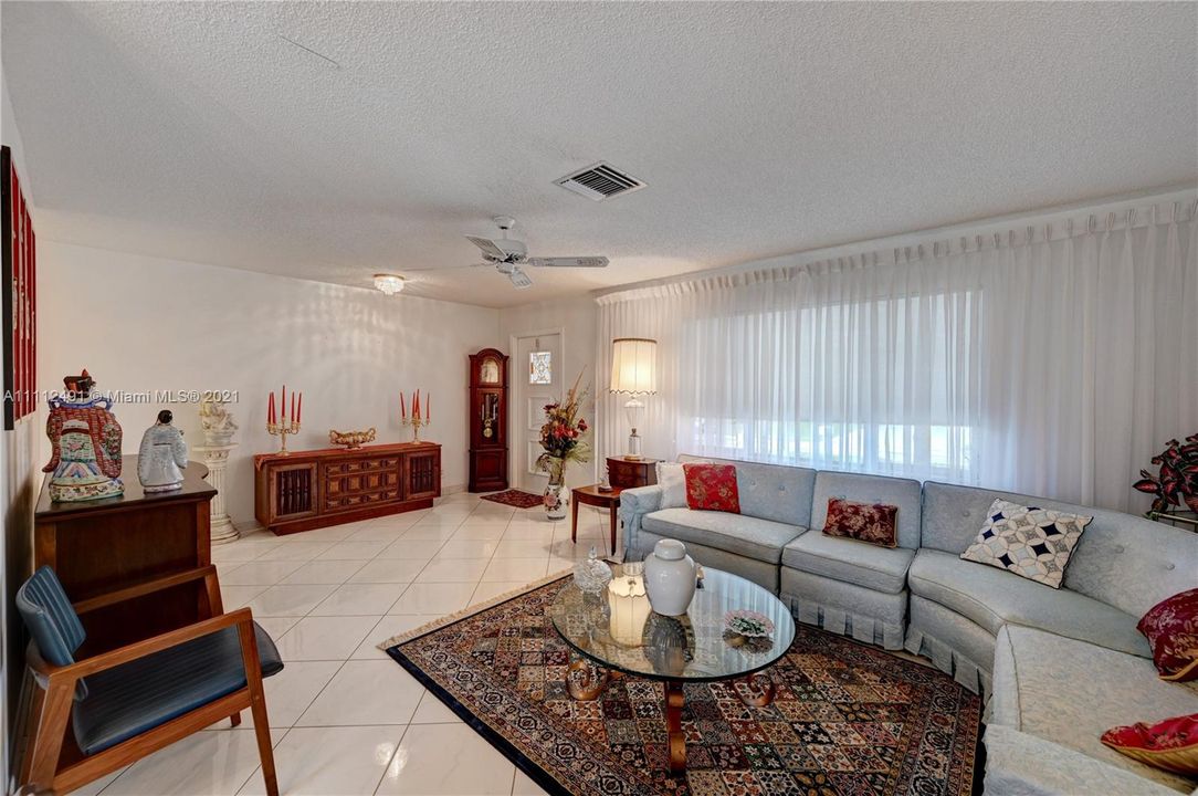 Vendido Recientemente: $325,000 (2 camas, 2 baños, 1560 Pies cuadrados)