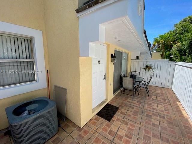 Recently Sold: $287,000 (2 beds, 2 baths, 1000 Square Feet)