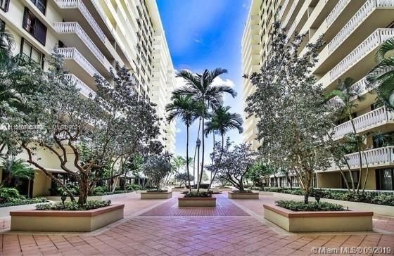 Recently Sold: $895,000 (2 beds, 2 baths, 1388 Square Feet)