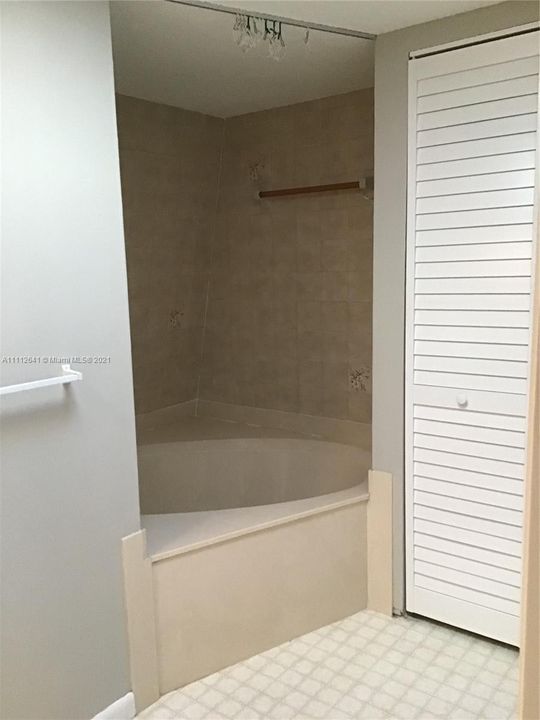 2ND Floor Primary Bathroom w/RomanTub/Shower combo