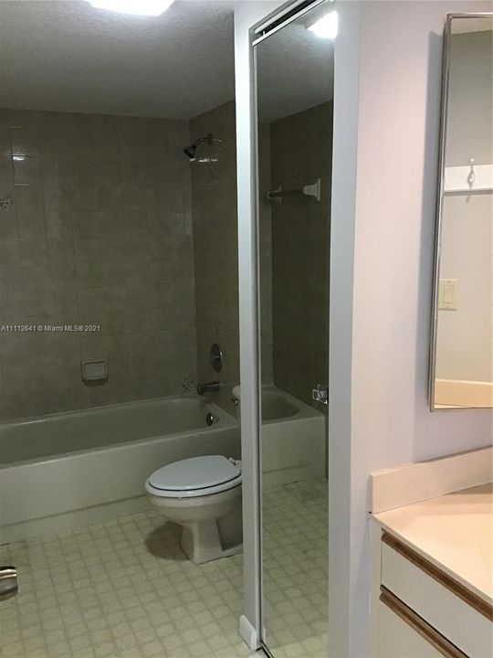 2ND Floor Guest Bathroom w/Tub