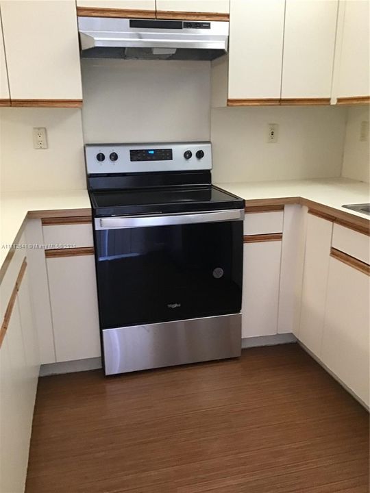 Brand new Whirpool electric range & cooktop