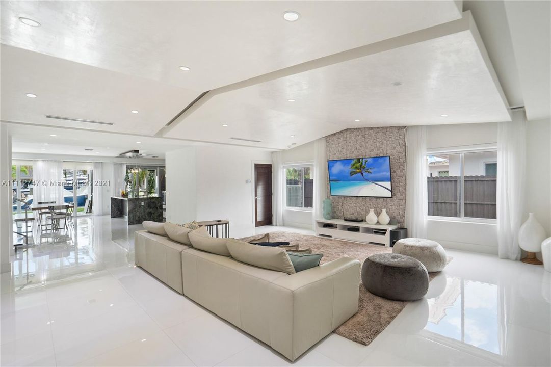 Recently Sold: $3,000,000 (5 beds, 4 baths, 4003 Square Feet)