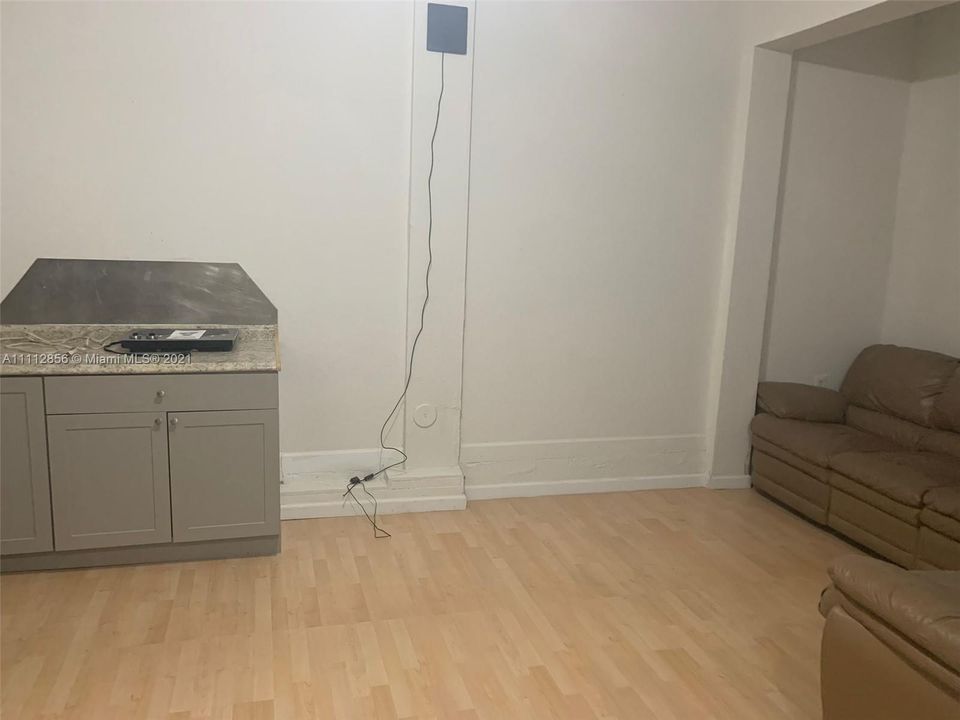 Recently Rented: $1,100 (1 beds, 1 baths, 2925 Square Feet)