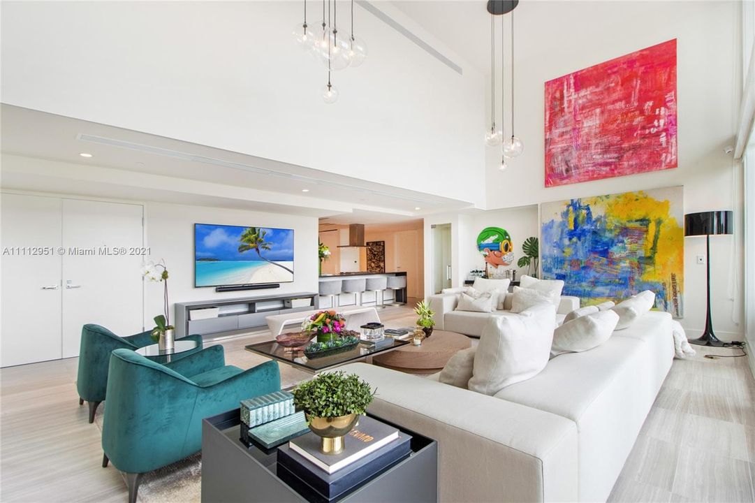 Recently Sold: $3,200,000 (2 beds, 2 baths, 2043 Square Feet)
