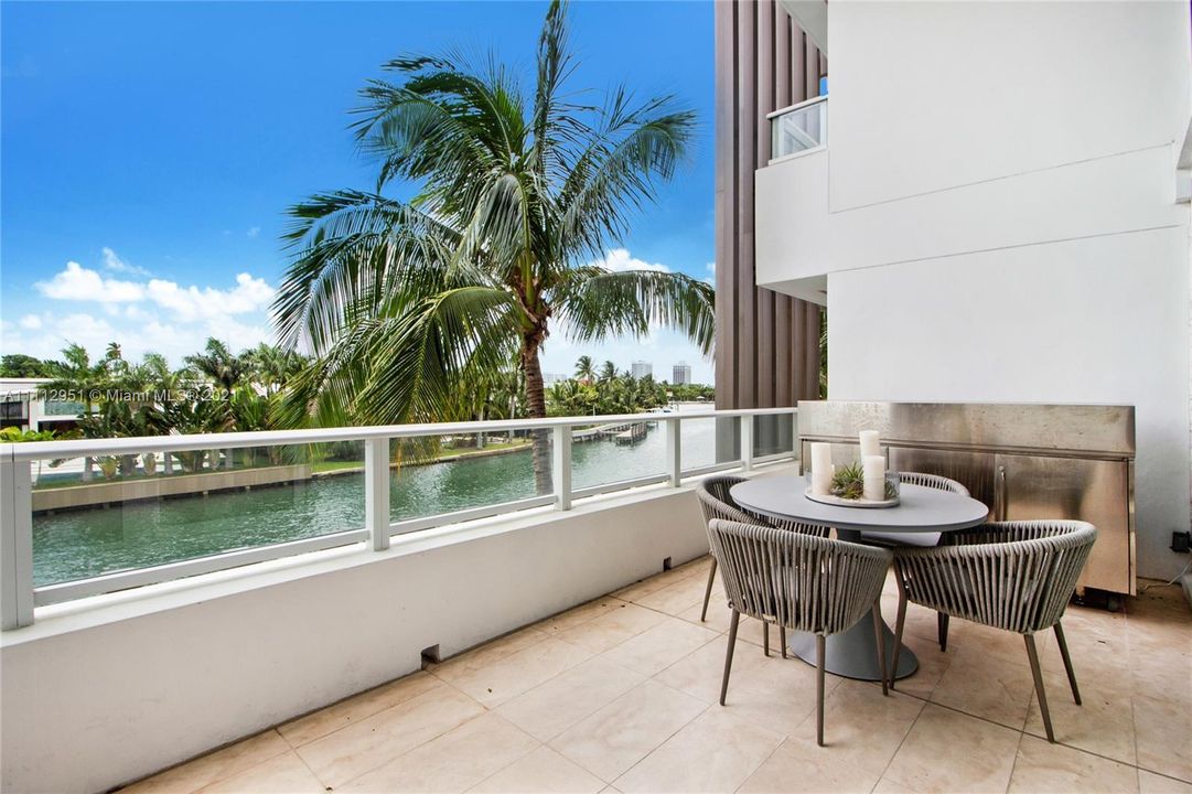 Recently Sold: $3,200,000 (2 beds, 2 baths, 2043 Square Feet)