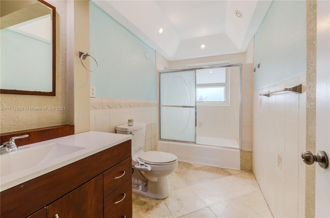 最近售出: $745,000 (3 贝兹, 2 浴室, 1850 平方英尺)