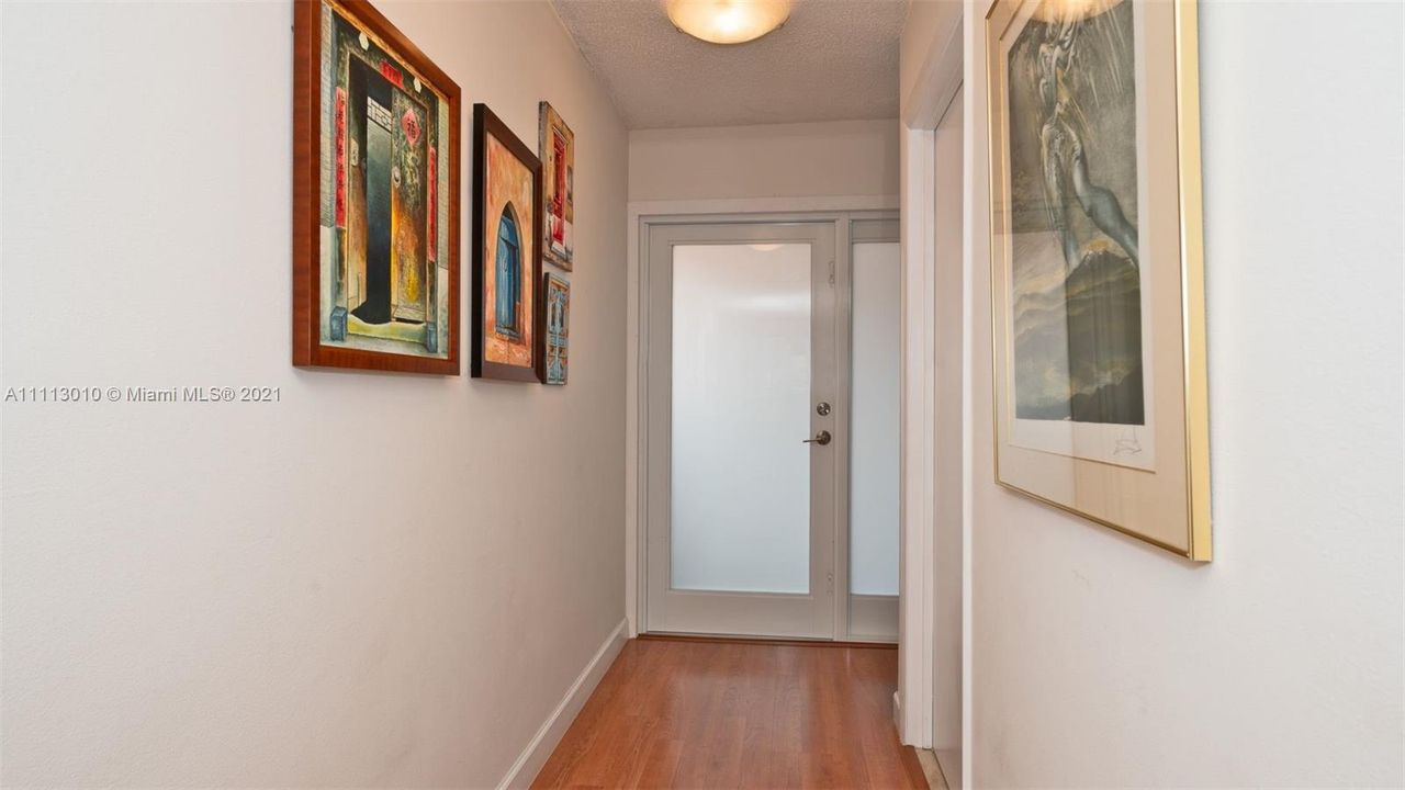 Vendido Recientemente: $1,150,000 (4 camas, 3 baños, 2650 Pies cuadrados)