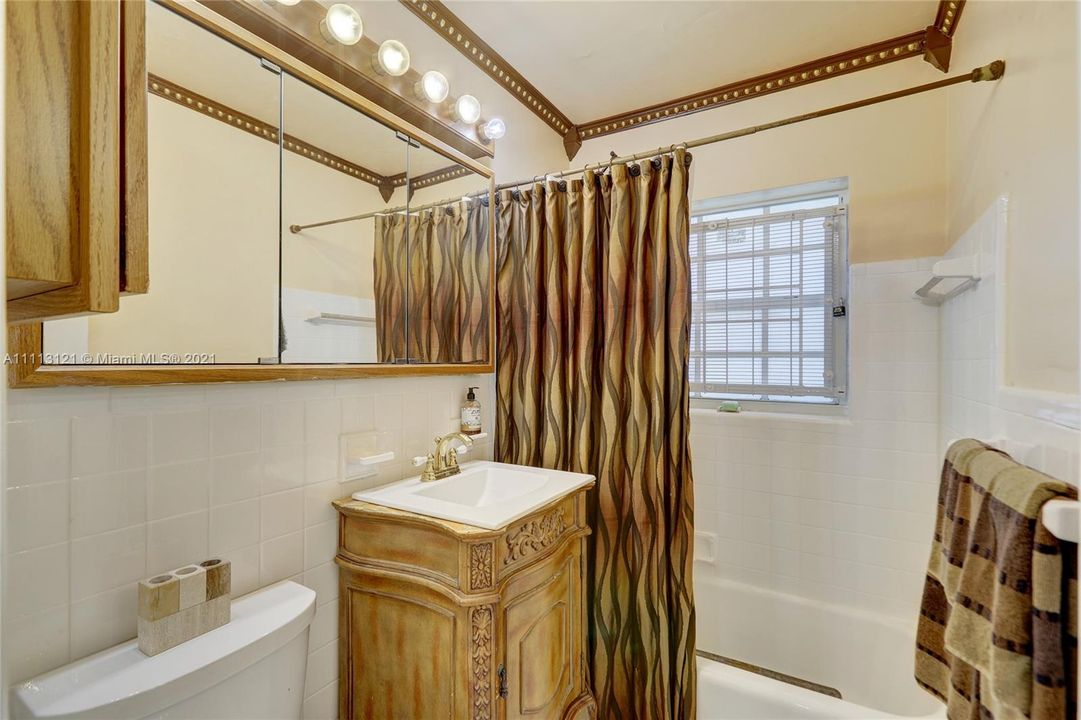 最近售出: $305,000 (2 贝兹, 1 浴室, 1114 平方英尺)