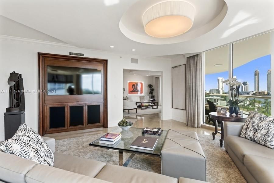 Recently Sold: $2,500,000 (3 beds, 4 baths, 4005 Square Feet)