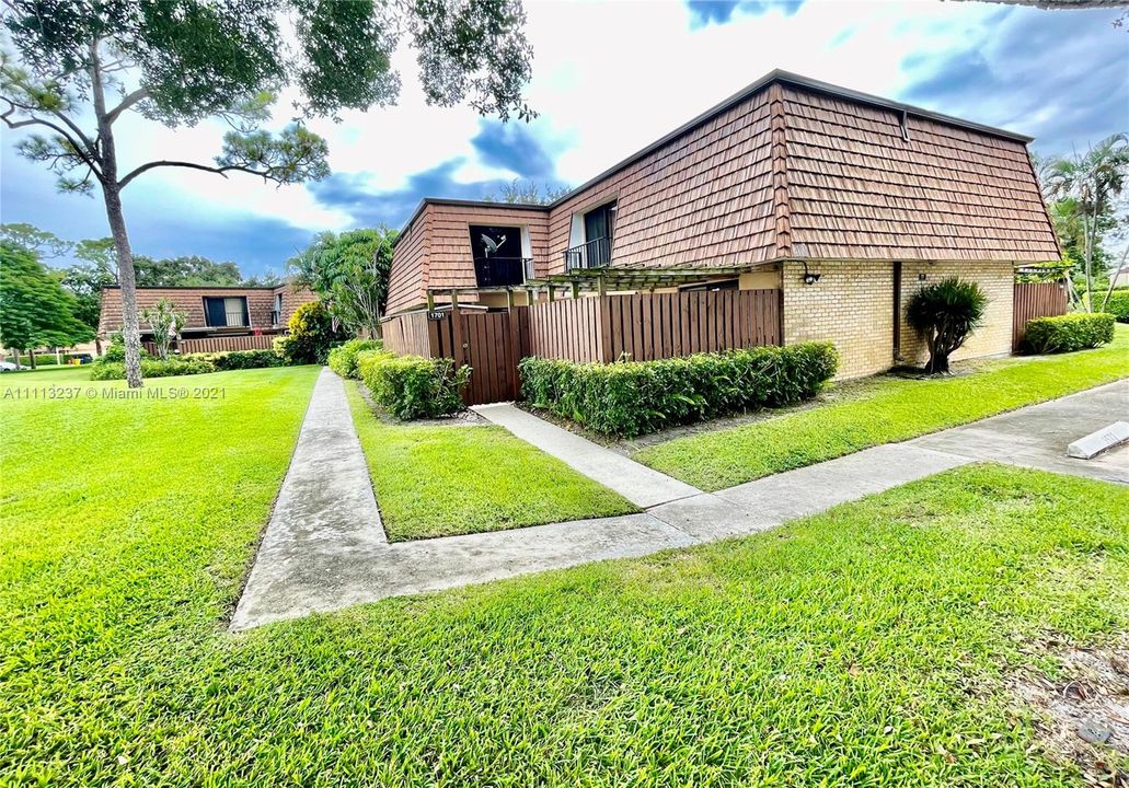 Recently Sold: $285,000 (3 beds, 3 baths, 1488 Square Feet)