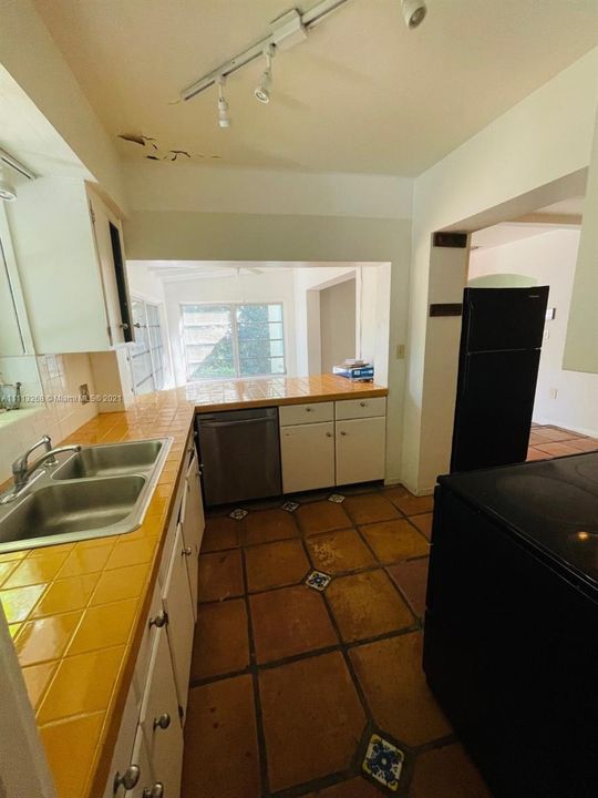 Recently Rented: $2,500 (3 beds, 2 baths, 1521 Square Feet)