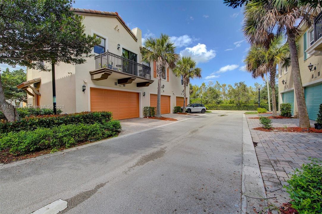 Recently Sold: $460,000 (3 beds, 3 baths, 1611 Square Feet)