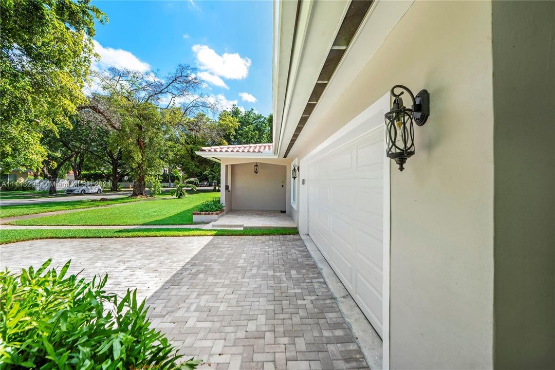 Recently Sold: $1,200,000 (3 beds, 2 baths, 1864 Square Feet)