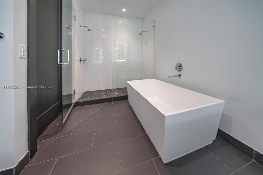 Recently Rented: $2,539 (1 beds, 1 baths, 808 Square Feet)