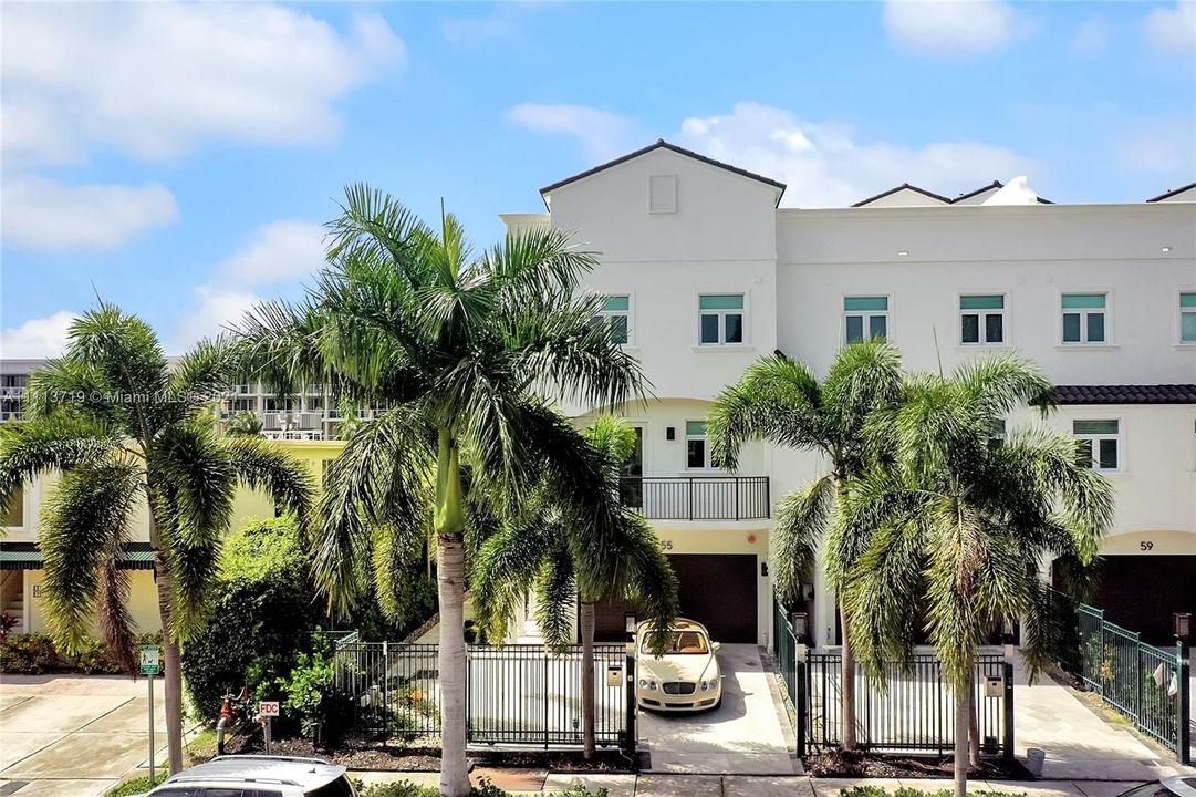 Recently Sold: $2,500,000 (4 beds, 4 baths, 3928 Square Feet)