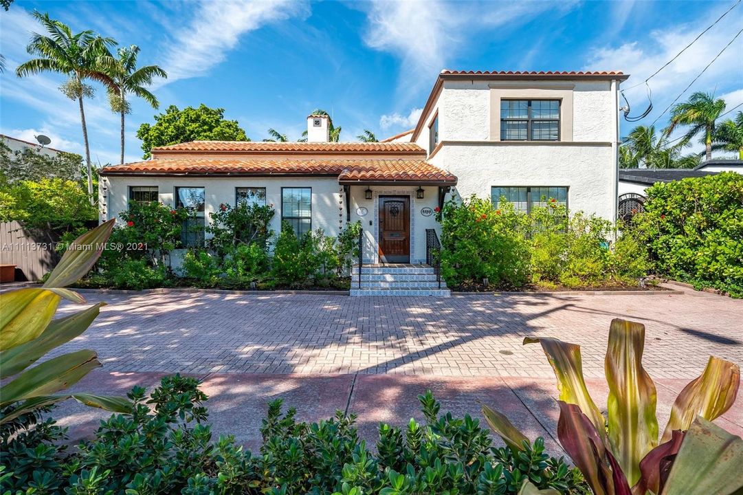 Recently Sold: $2,950,000 (5 beds, 7 baths, 3631 Square Feet)