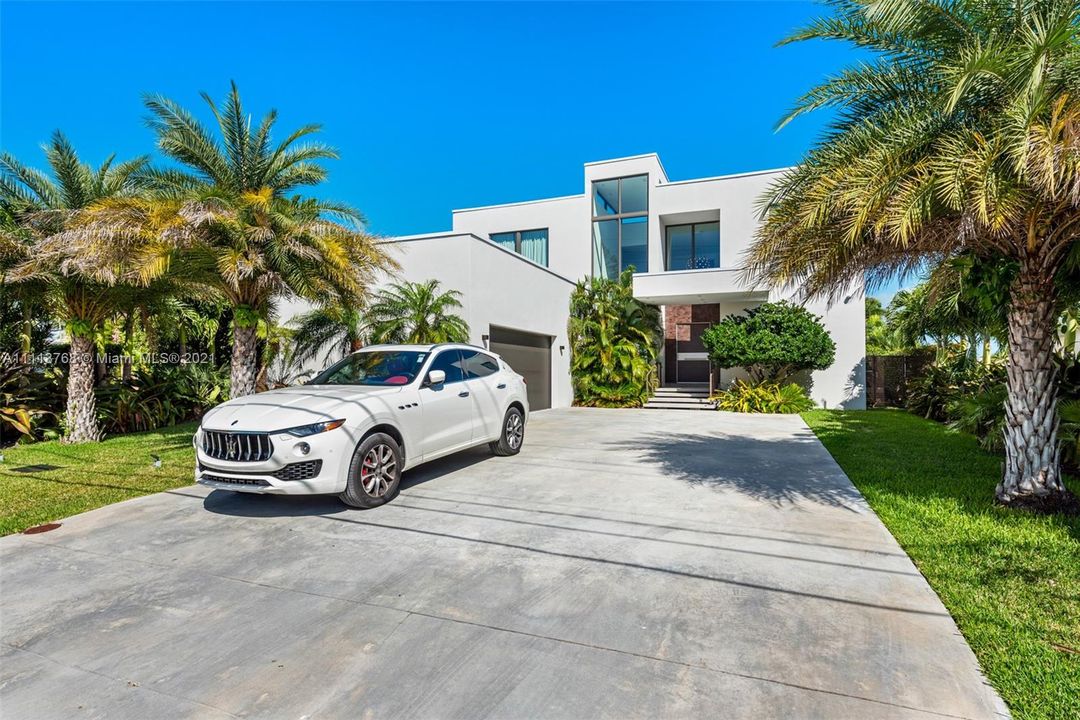 Recently Sold: $10,250,000 (5 beds, 7 baths, 5749 Square Feet)