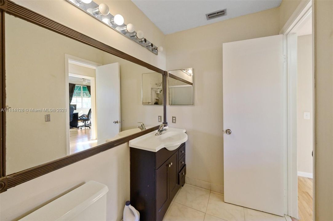 最近售出: $339,000 (3 贝兹, 2 浴室, 1227 平方英尺)