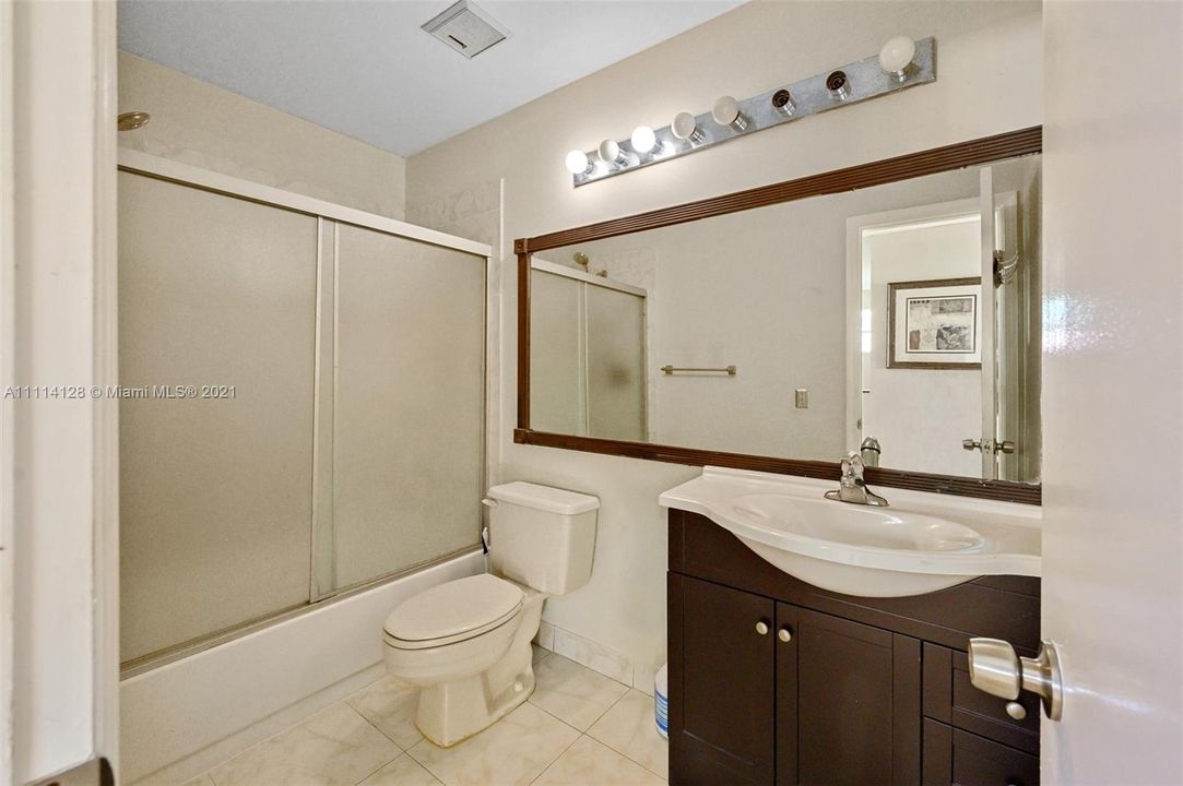 最近售出: $339,000 (3 贝兹, 2 浴室, 1227 平方英尺)