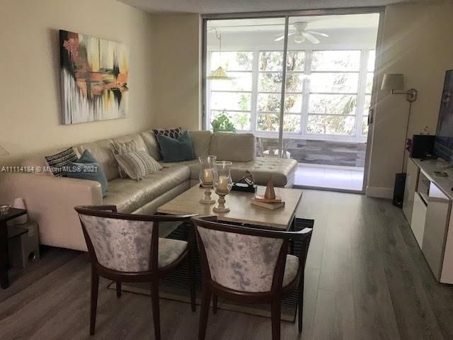 最近售出: $107,000 (2 贝兹, 2 浴室, 1162 平方英尺)