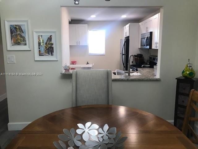 最近售出: $107,000 (2 贝兹, 2 浴室, 1162 平方英尺)