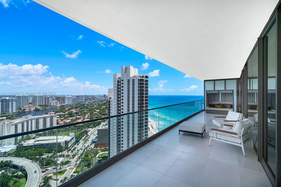 Recently Sold: $4,950,000 (3 beds, 5 baths, 3050 Square Feet)
