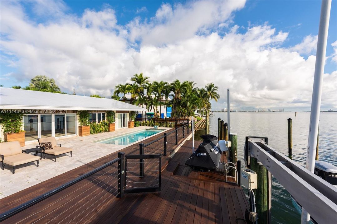 Recently Sold: $3,500,000 (3 beds, 2 baths, 2083 Square Feet)